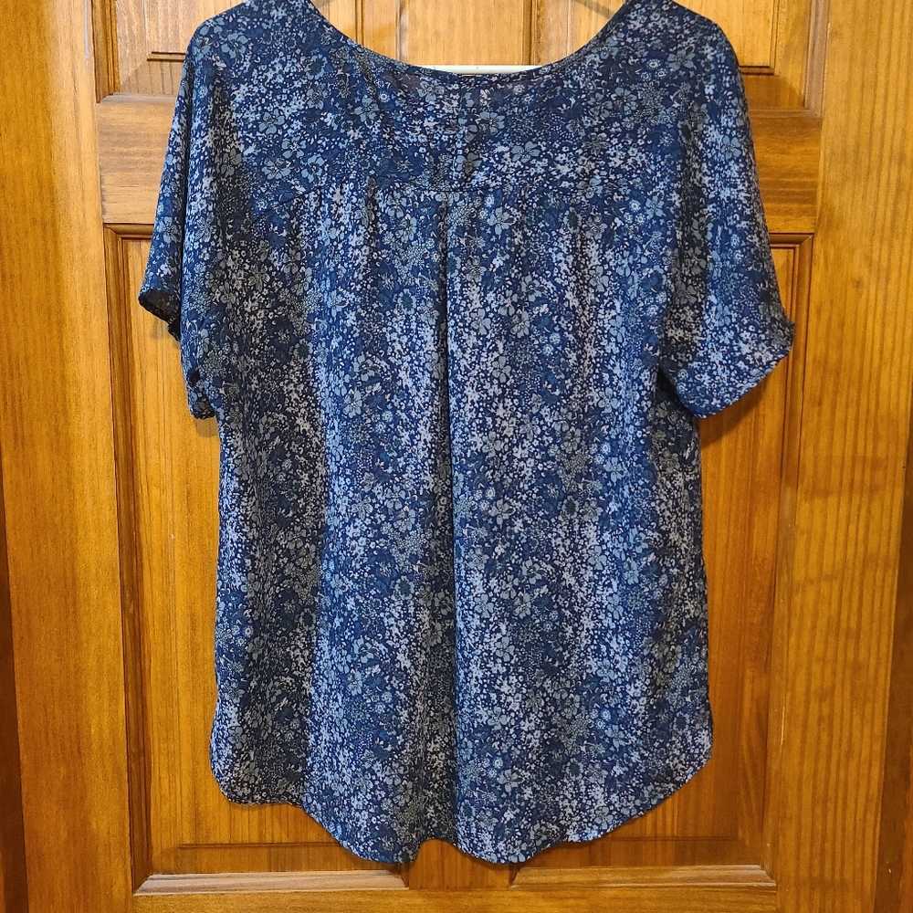 Violet + Claire Blue Floral Dress Shirt. Size XL